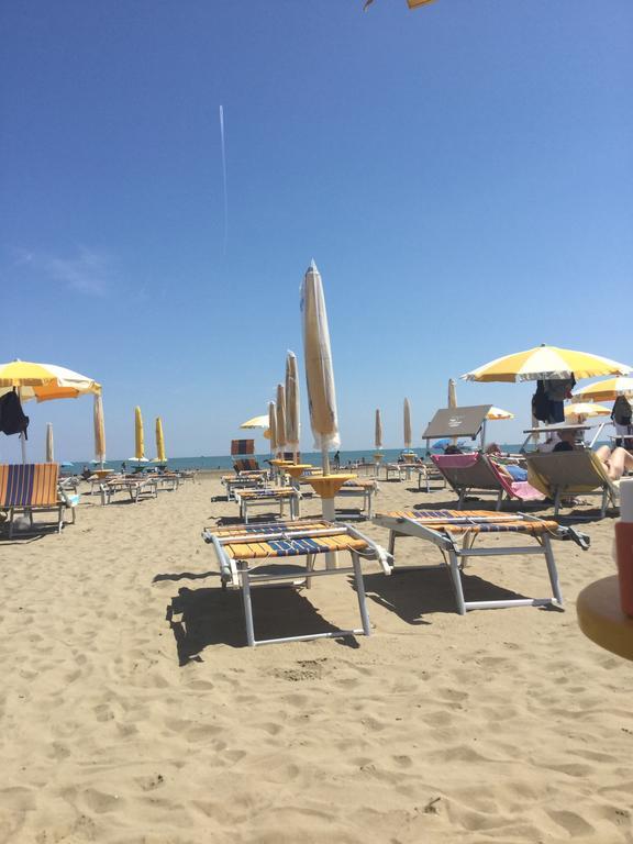 Residence Villaggio Dei Fiori Con Piscina E Posto Spiaggia Incluso Caorle Eksteriør billede